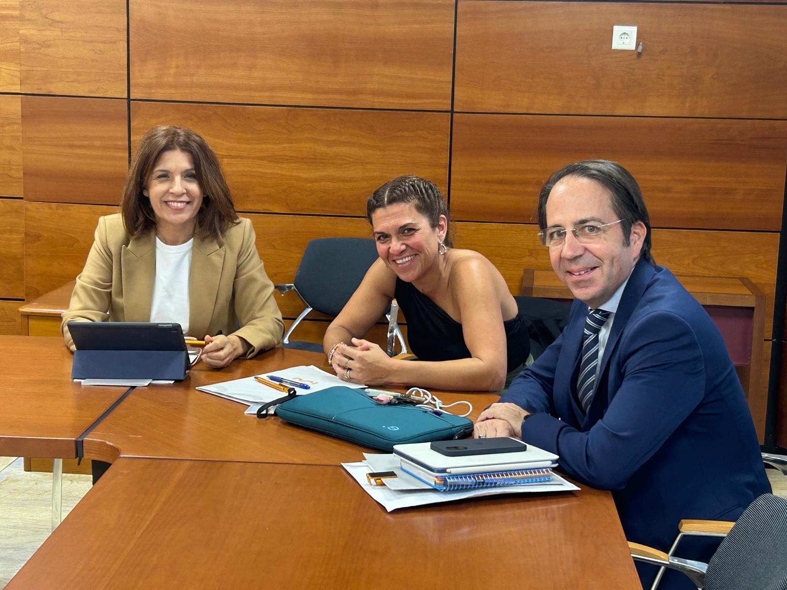 Reunión  en el Parlamento de Canarias.